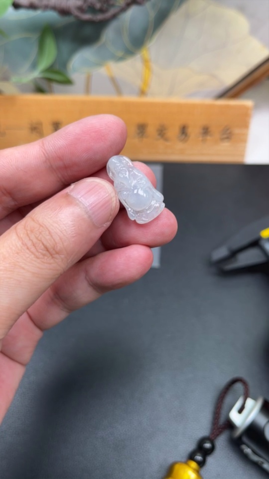 F33905669 Jadeite wealth god inlay piece, total weight approximately 2.7g