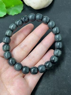 H46576158 和田玉手串  卡9.6mm左右  含其他矿物成分  货品总重约35.2g