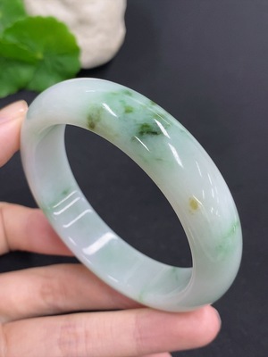 F39636001 翡翠正圈手镯 货品总重量约73克 圈口57.2