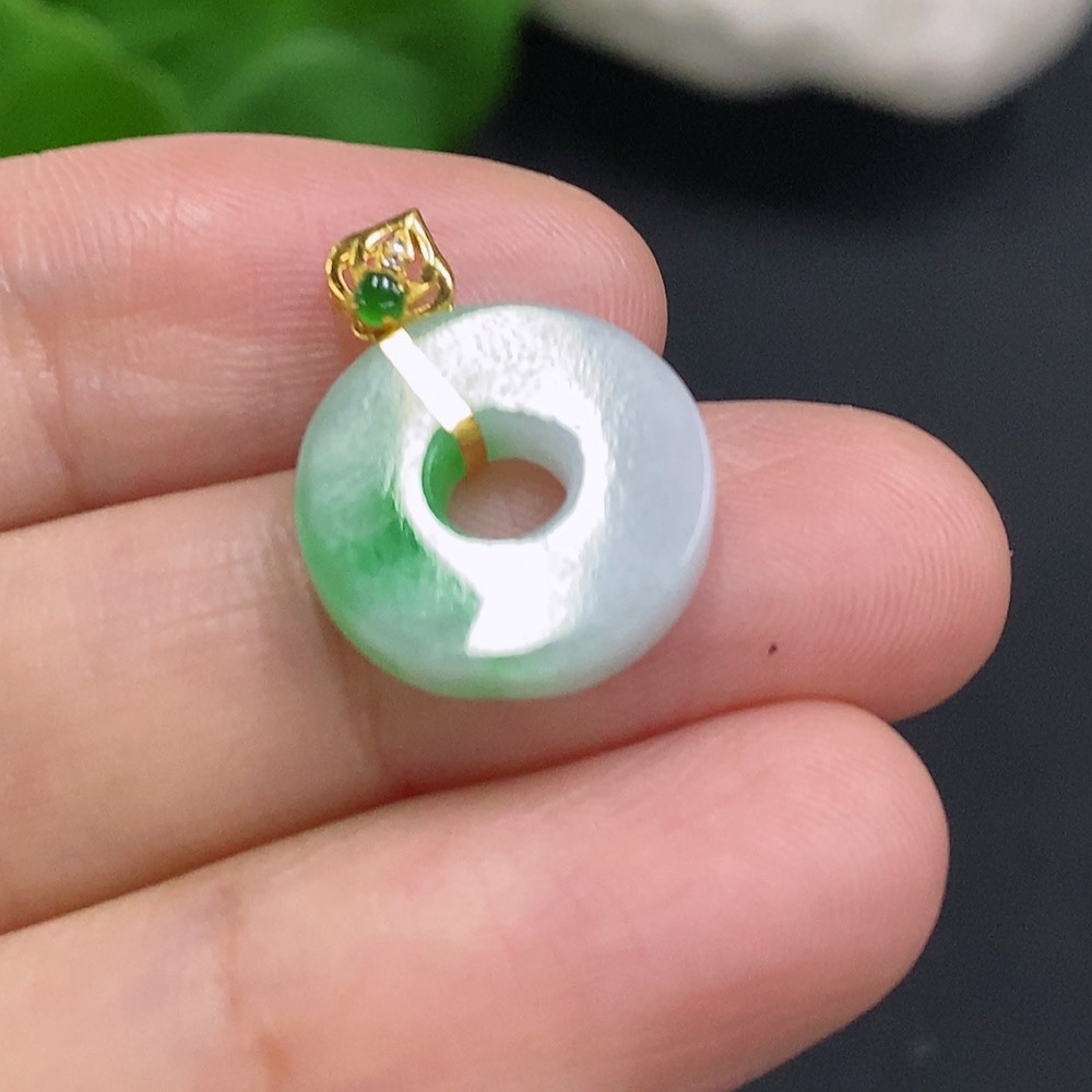 F31648224 Jadeite Donut Pendant with 18K Gold Clasp, Total Weight Approx. 1.5g