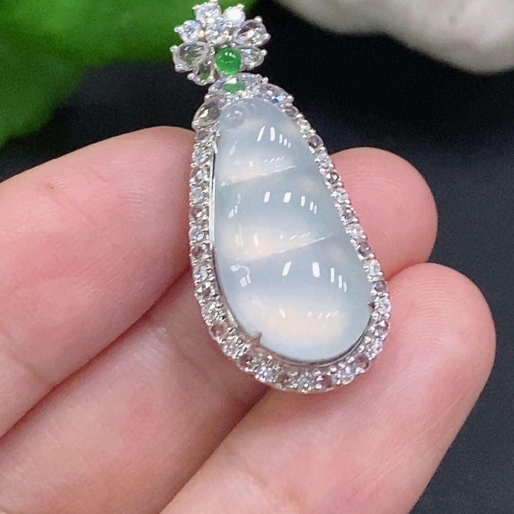 F32801621 Jadeite Lucky Bean Pendant in 18K Gold, Total Weight Approx. 4.5g (Non-Diamond)