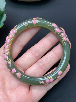 H46529743 和田玉雕花手镯 可见上色工艺 圈口57mm 总重约51.74g