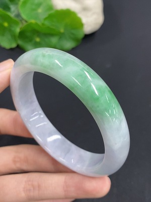 F42955935 翡翠正圈手镯 货品总重量约57.3克 圈口55