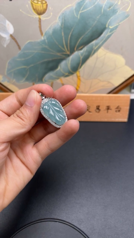 F16723199 Jadeite Leaf Pendant Non-Gold Inlaid Total Weight 6.032g