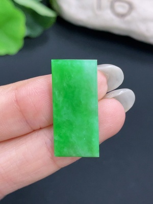 F42970526 翡翠挂件  货品总重约2.4g