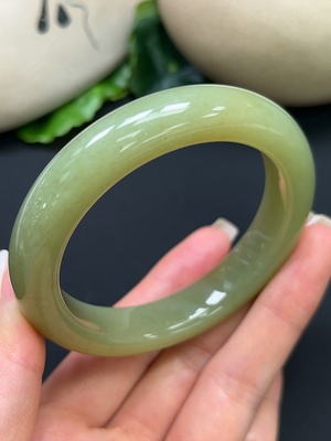H46528729 和田玉正圈手镯 圈口56.5mm 总重约62.23g