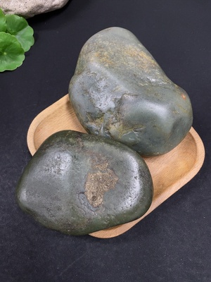 H46488899 和田玉     货品总重约1.05kg     皮色成因未定   含其他矿物成份