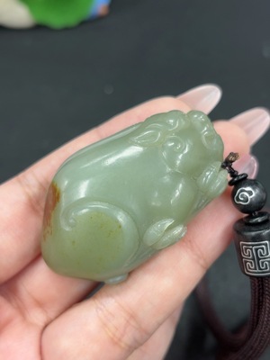 H46521235 和田玉挂件 瑞兽 货品总重约【含绳】57.5g 皮色成因未定