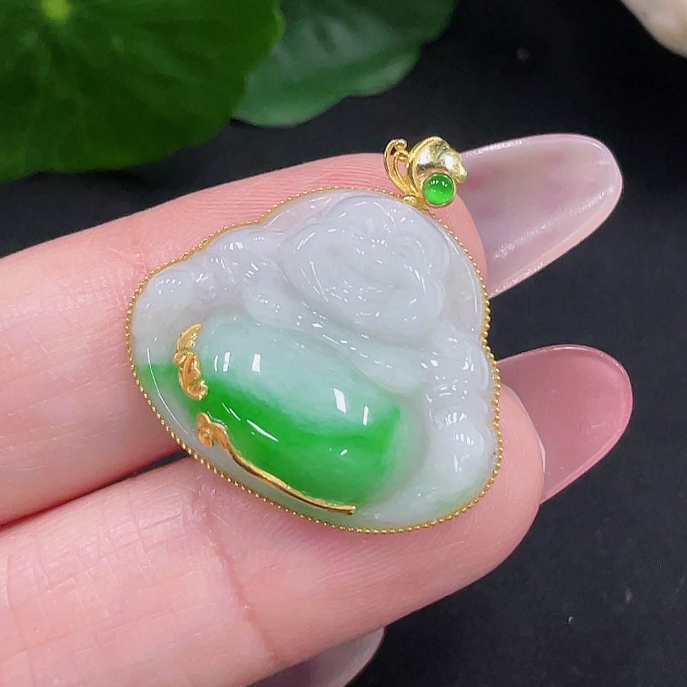 F34013877 Jadeite Buddha Pendant with 18K Gold Clasp, Main Body Contains 58% Gold, Total Weight Approximately 4.44g