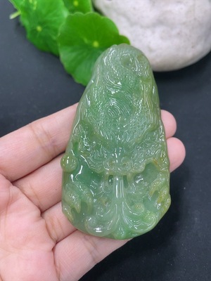 F46567368 翡翠挂件龙牌 货品总约重49.6g 颜色成因未定