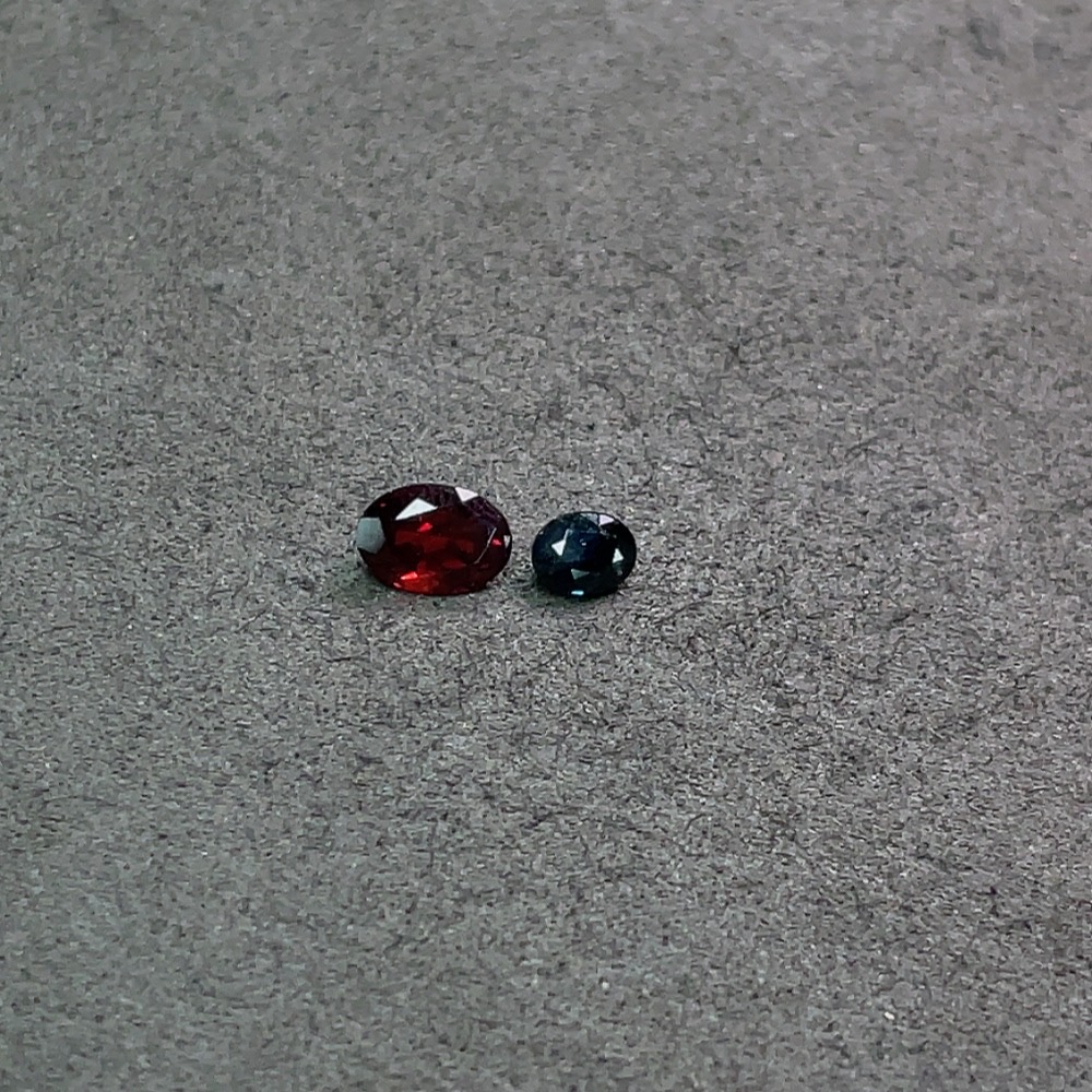C33890526 Sapphire + Garnet Loose Stones Total Weight Approx. 1.45ct Sell as a Lot