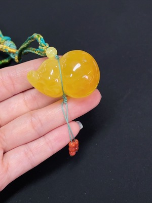 C44315720 琥珀蜜蜡挂件  货品含绳重约20.04克  配南红  配石考虑非天然