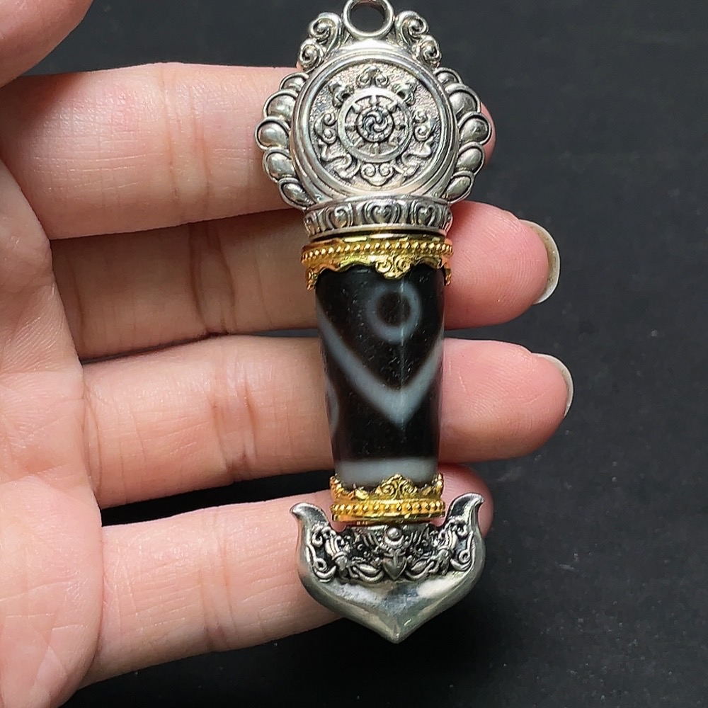 W34994526 Dzi Bead Pendant Total weight approx. 31.8g Size approx. 12.7mm