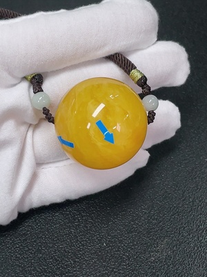 C43160931 琥珀蜜蜡吊坠  局部可见修补  配石考虑非天然  货品含绳总重约26.12克  卡33.6mm左右