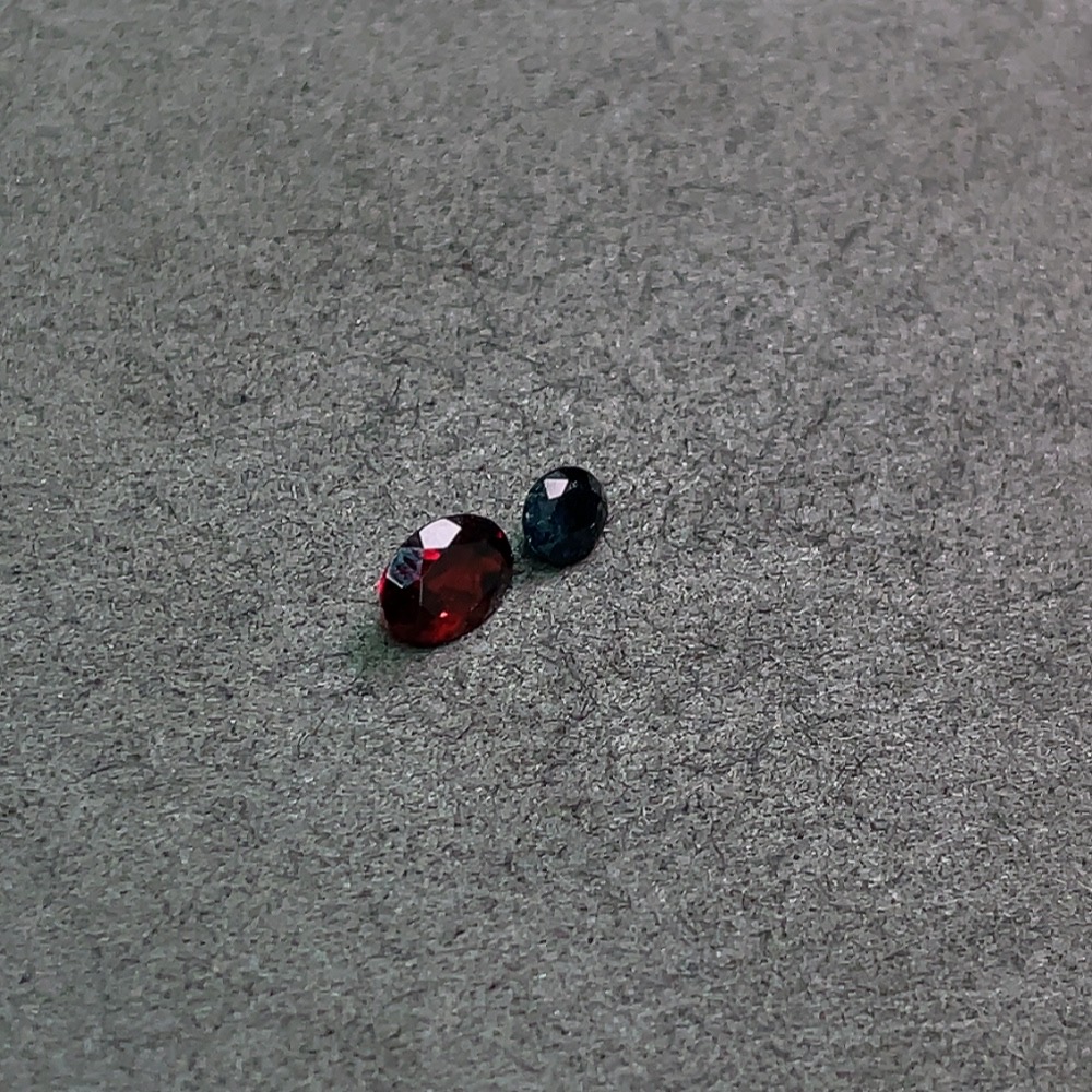 C33890526 Sapphire + Garnet Loose Stones Total Weight Approx. 1.45ct Sell as a Lot