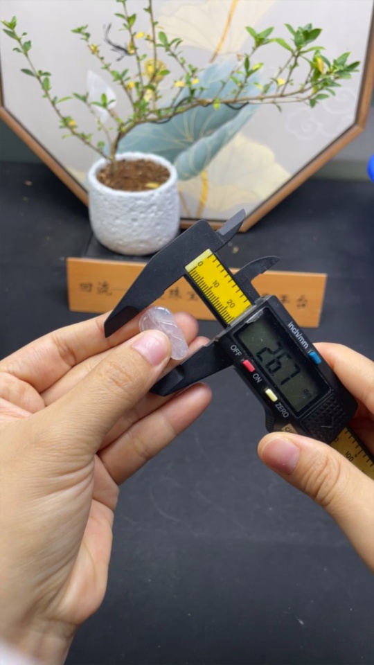 F33856965 Jadeite leaf inlay piece with a total weight of approximately 1.5 grams