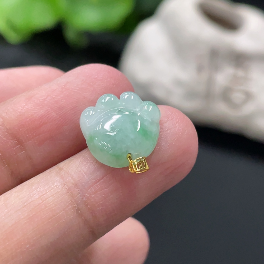 F34076890 Jadeite Pendant with 18K Gold Clasp, Total Weight Approximately 1.26g
