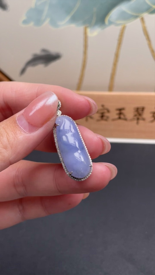 F27120788 Jadeite Bean Pendant with 18K Gold and Diamond Accents, Total Weight Approx. 5.91g