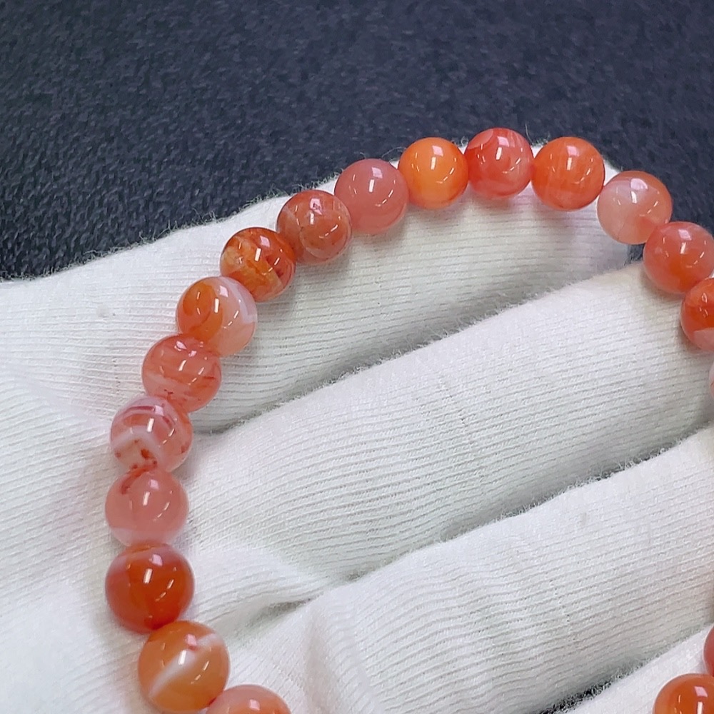 C31618112 South Red Bracelet with Visible Organic Matter, Total Weight Approx. 16.56g, Bead Size About 7.4mm