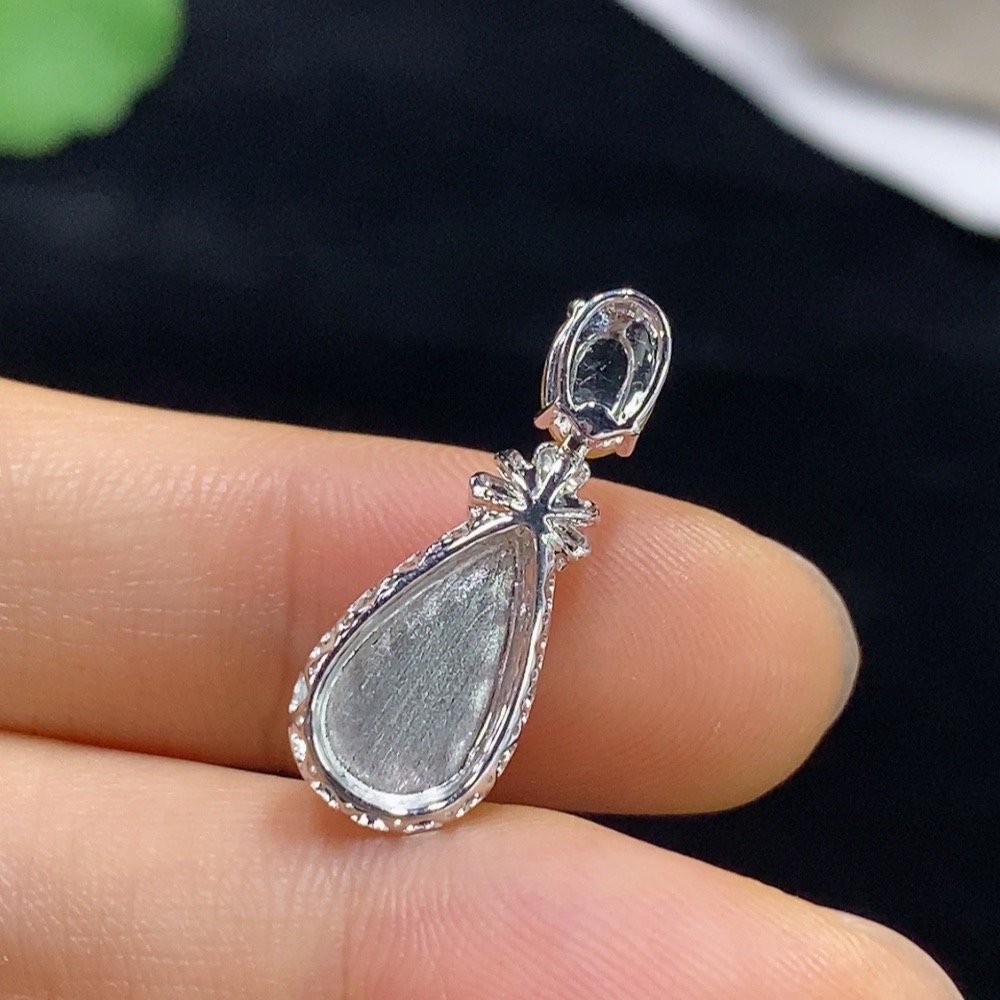 F32731367 Jadeite Inlaid Pendant 18k with Diamond Accent Total Weight Approx. 1.81g Color Origin Undetermined