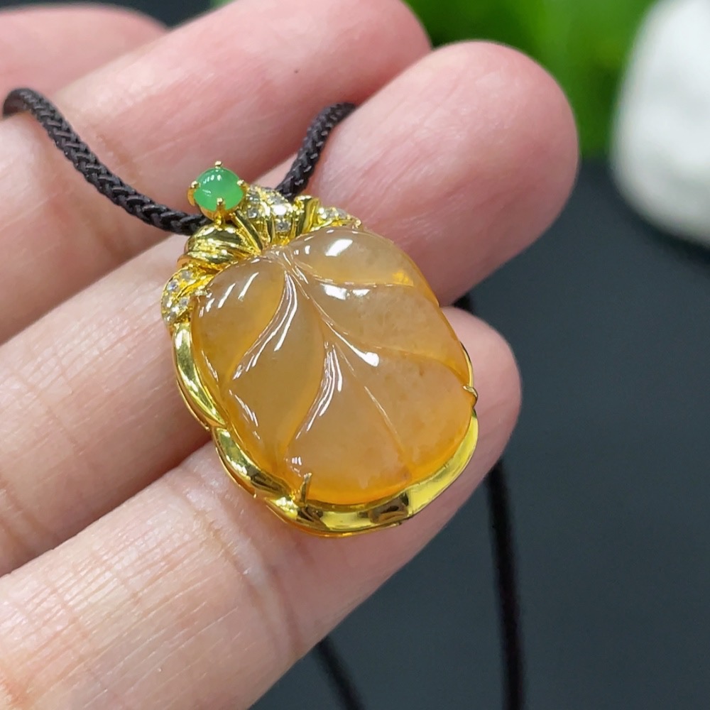 F29432843 Jadeite leaf pendant with 18k gold setting, total weight approx. 3.38g, color origin undetermined