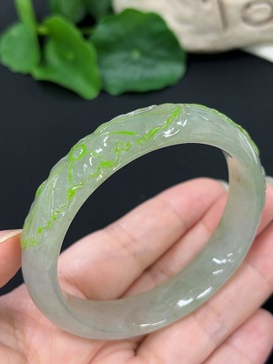 F46545465 翡翠正圈手镯  54.8圈口  货品总重约45.8克（局部可见工艺粘贴）