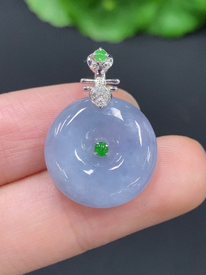 F28241980 Jadeite Peace Knot with 18K Gold Clasp, Total Weight Approximately 4.1g, Set with Diamonds