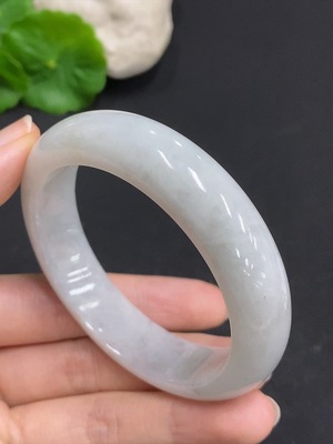 F36262592 翡翠正圈手镯 货品总重量约62.7克 圈口55.2 含其他矿物质 有断裂