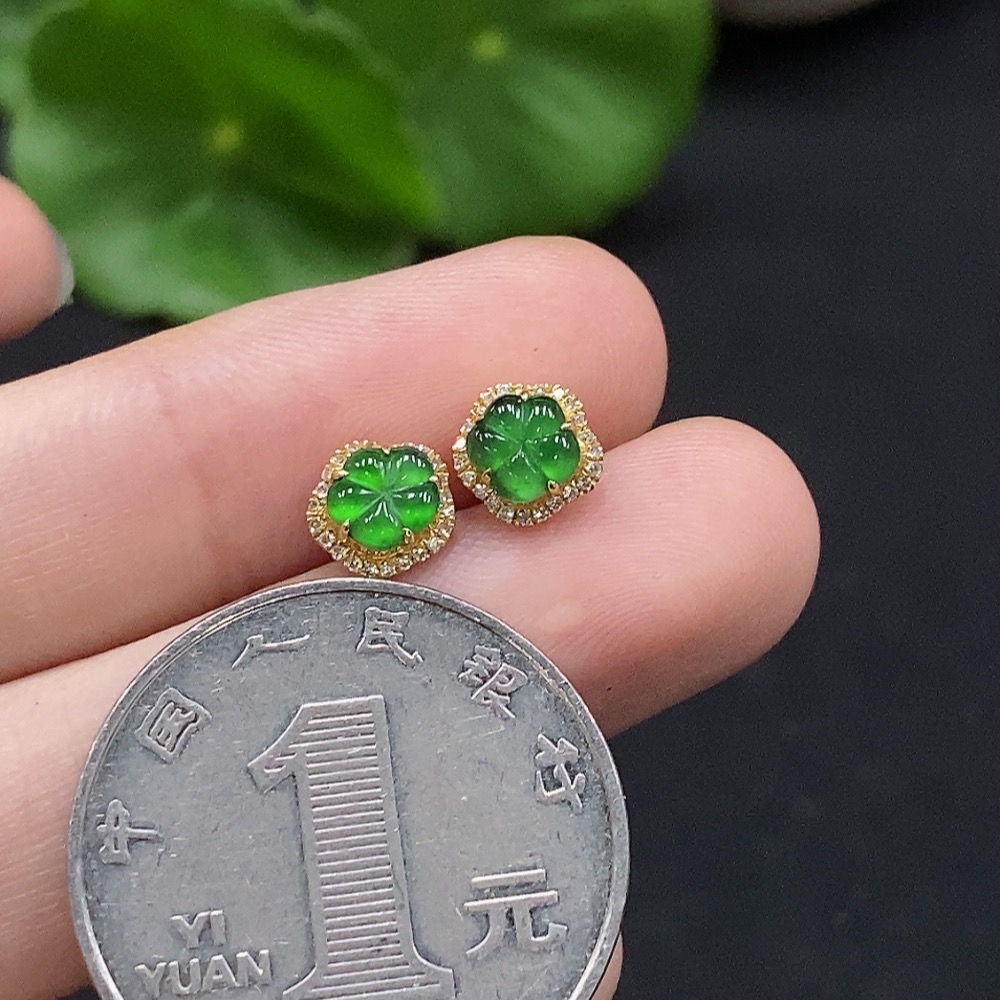 F34028350 Jadeite earrings set in 18K gold with diamond accents, total weight approximately 0.87g (excluding ear stoppers)