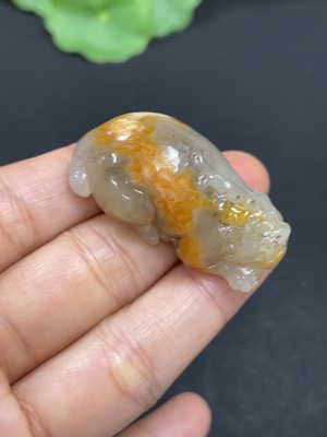 H41904042 和田玉挂件   貔貅  皮色成因未定 含其他矿物成分   货品总重约18.7g