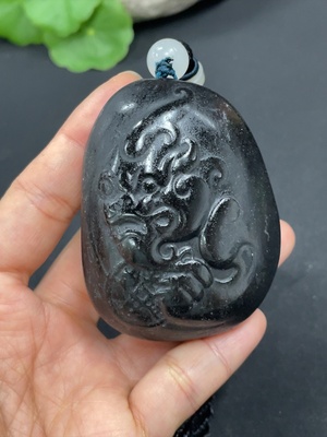H41824693 和田玉手把件   瑞兽   货品总重约（含绳）152.6g    皮色成因未定   含其他矿物成份   配珠非和田玉