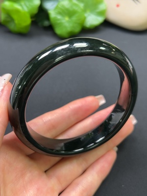 H41917373 和田玉正圈手镯 圈口62.9mm 总重约64.4g