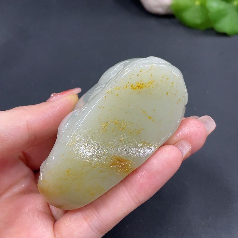 H23688258 Hetian Jade Seed Material Handheld Piece, Auspicious Beast, Total Weight Approx. 170g, Undetermined Skin Color Origin, Collection Card