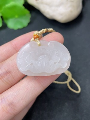 H46575773 和田玉挂件     花开富贵   货品总重约（含绳）13.5g