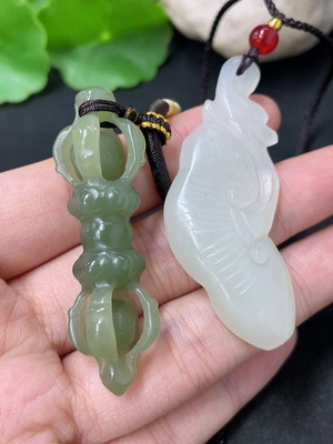 H46574550 和田玉挂件   如意   金刚杵   货品总重约（含绳）25.1g   配珠非和田玉