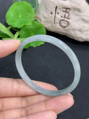F46571032 翡翠正圈手镯  货品总重约12.4g  圈口52.7