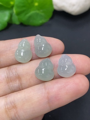 F39643191 翡翠葫芦镶嵌件一手走 货品总重约4克