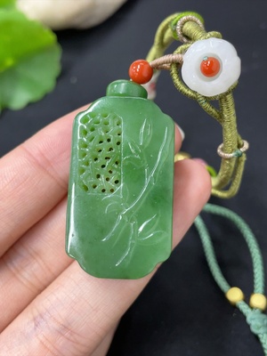 H43186000 和田玉碧玉挂件   竹节   非金   货品总重约（含绳）23.5g  配珠非和田玉