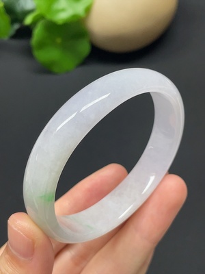 F41879862 翡翠贵妃手镯 货品总重量约33.4g 圈口52.5/46.6