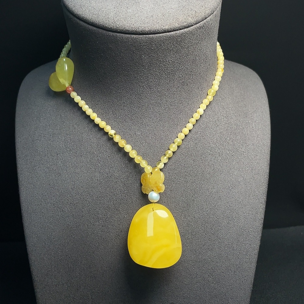 C34952542 Amber Beeswax Pendant with Pearl + Southern Red Agate, Carved Piece Coated with Colorless Film, Non-Gold, Total Weight Approx. 19.35g, Including Chain