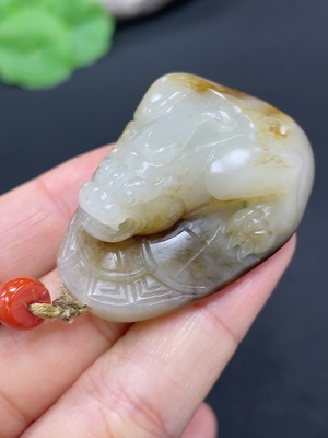 H42073499 和田玉挂件   瑞兽   货品总重约（含绳）36.8g    皮色成因未定   配珠非和田玉