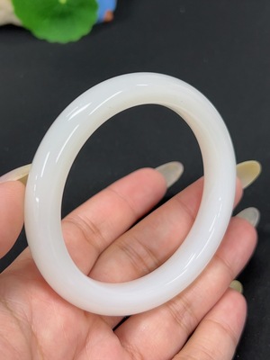 H42979131 和田玉正圈手镯 圈口57.8 货品总重约50.4g