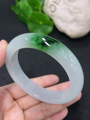F46551775 翡翠正圈手镯 圈口54.3mm 货品总约重59.26g 含其他矿物质成分
