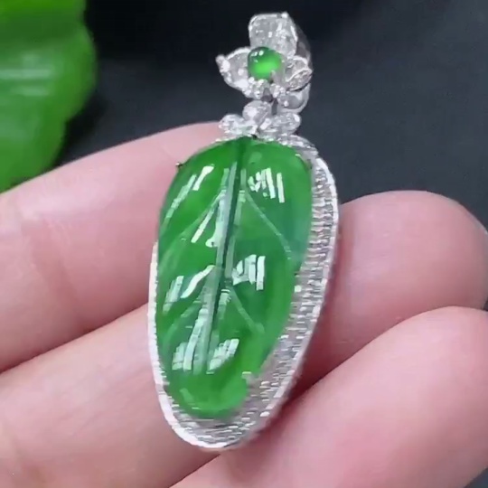 F33849922 Jadeite Inlaid Leaf Pendant 18k Set with Diamonds Total Weight Approx. 4.12g