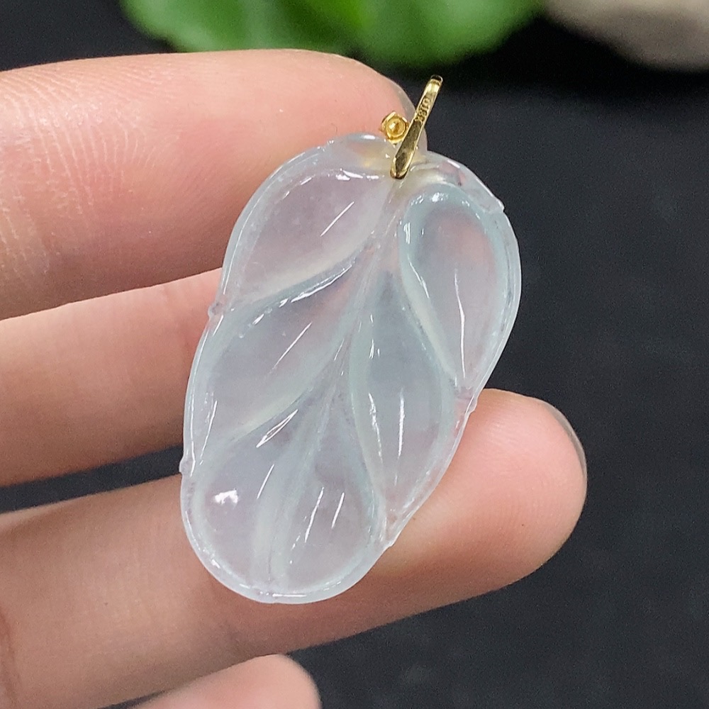 F34028906 Jadeite Leaf Pendant in 18K Gold, Total Weight Approx. 3.37g