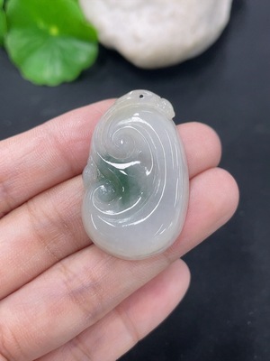 F46485944 翡翠如意挂件 货品总重约8g