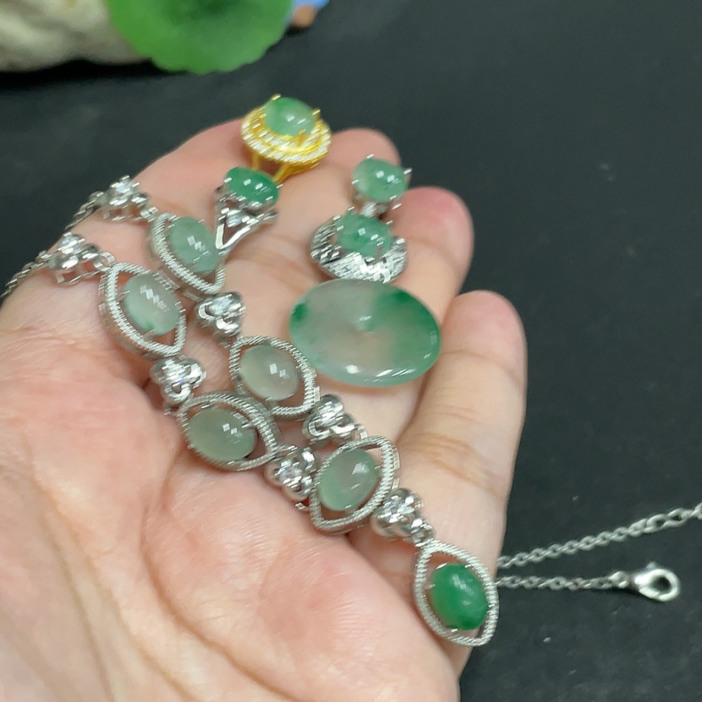 H33881367 African Emerald (Dulong Jade)