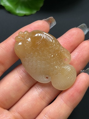 H46530009 和田玉年年有余挂件 总重约20.7g