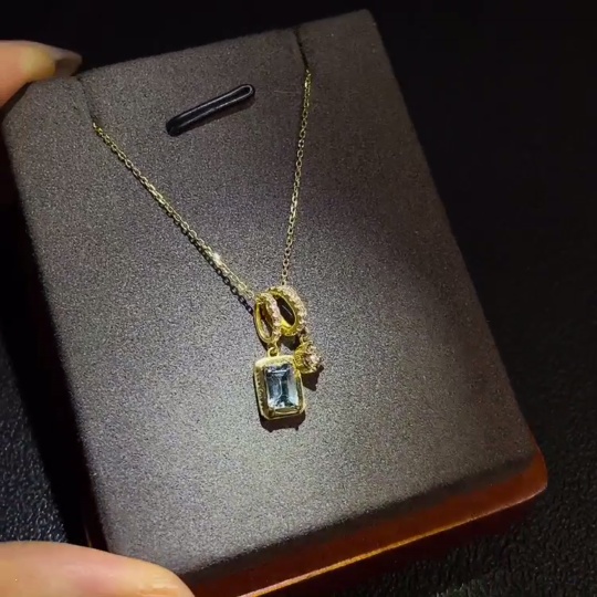 C25877781 Aquamarine Inlaid Necklace, 18k Gold Chain, Total Weight Approx. 2.66g
