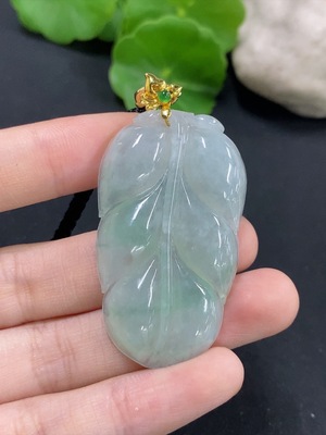 F46549176 翡翠叶子吊坠 吊坠18k  其余非金  货品总重约15g不含绳